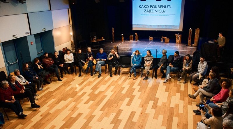 ljudi sjede u krugu i razgovaraju