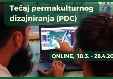 Online tečaj permakulturnog dizajniranja (PDC), proljeće 2026. Dvoje ljudi izrađuje permakulturni dizajn na računalu